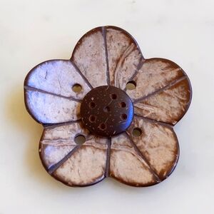 NWOT. Vintage Large Handmade Coconut Shell Daisy 3D Flower Shape Brooch Pin.